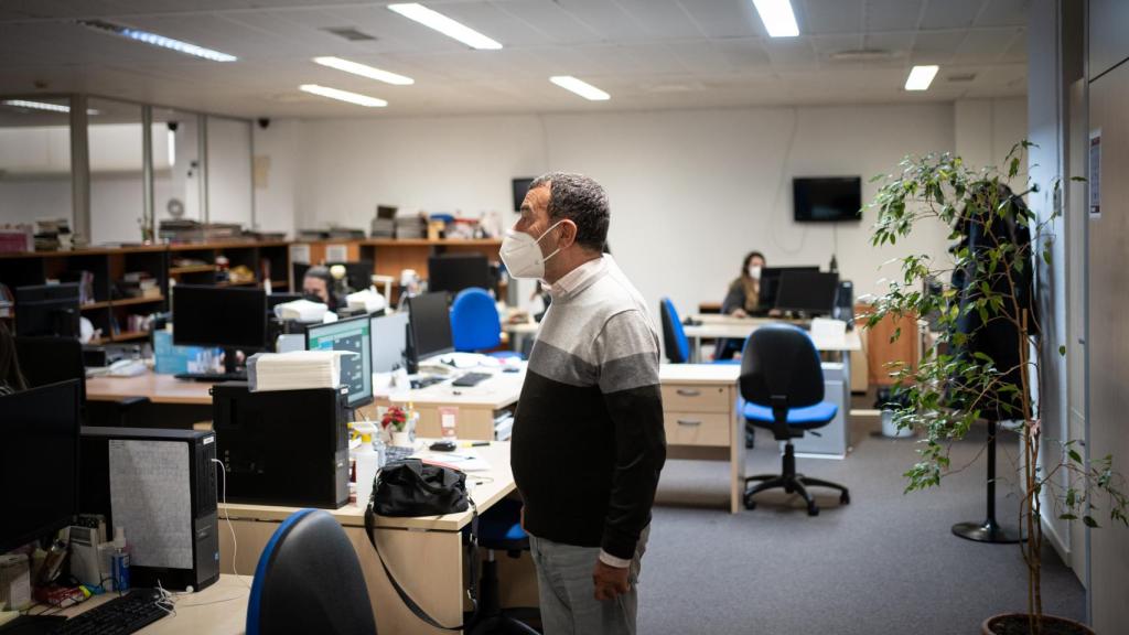 Garci en la redacción de Esradio antes de su programa, soñando con la caña de después con Luis Herrero.