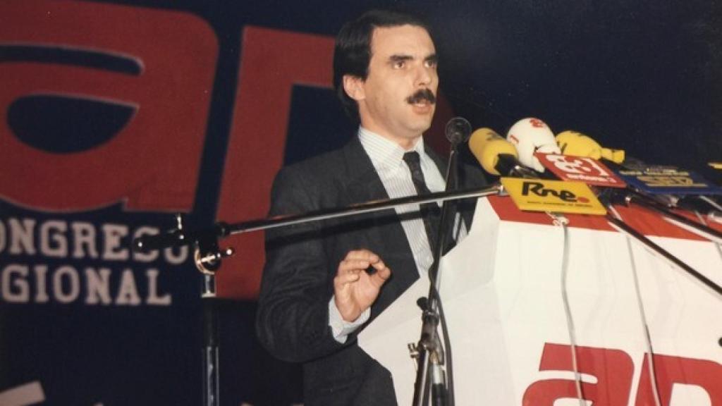 Aznar tras su elección como presidente de AP en Castilla y León, en 1985.