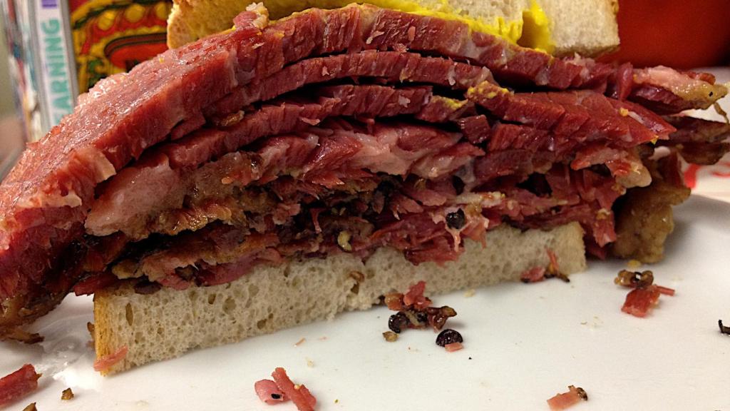 El sándwich es la forma más popular de comes pastrami, aunque si se acompaña de salsas, no es la más saludable.