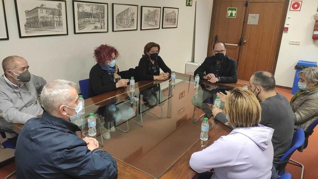Reuniónde los alcaldes del PP con las trabajadoras del Hospital Vega Baja.