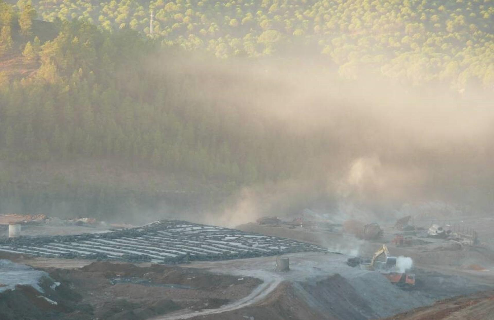 La polvareda originada con la descarga de los residuos.