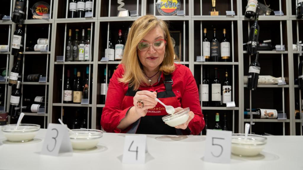 La analista sensorial observa la textura de uno de los yogures durante la cata.