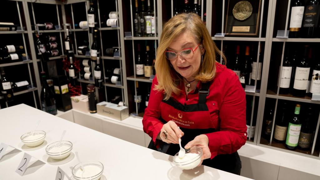 Carmen Garrobo, analista sensorial, explicando que el yogur número 4 estaba desligado.