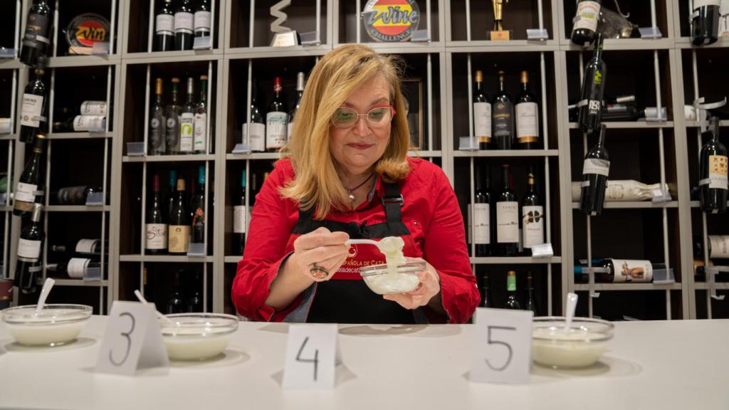 Carmen Garrobo analiza la textura de uno de los yogures probados durante la cata.