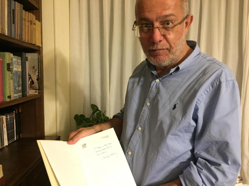 Igea muestra a cámara un libro dedicado por Miguel Delibes.