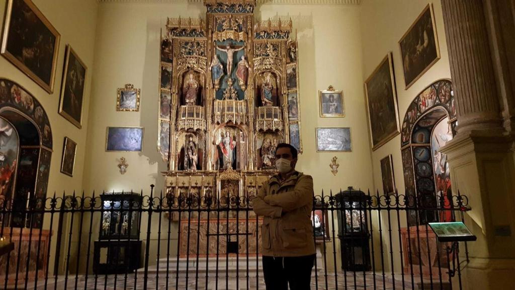 El historiador del arte José Manuel Leiva, ante la capilla.