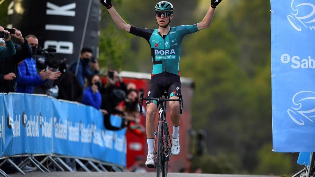 Vlasov se lleva la etapa reina y desbanca a Evenepoel como líder.