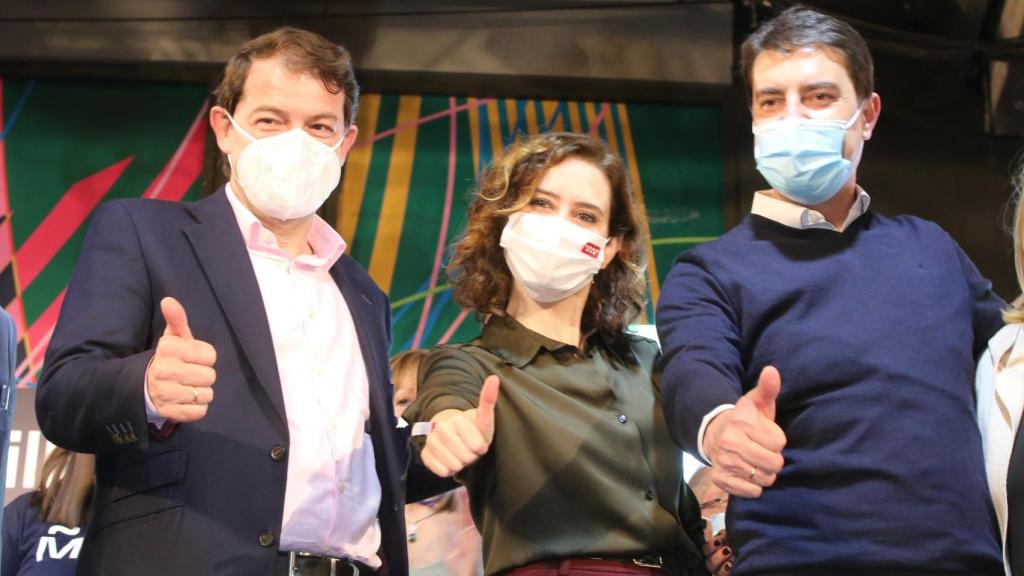 Alfonso Fernández Mañueco, Isabel Díaz Ayuso y Ángel Ibáñez en el mitin celebrado en Burgos / Rubén Cacho ICAL