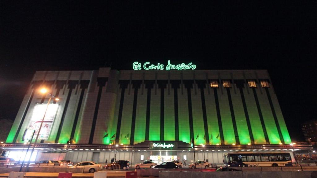 Fachada del Corte Inglés de Paseo Zorrilla teñida de verde para luchar contra el cáncer