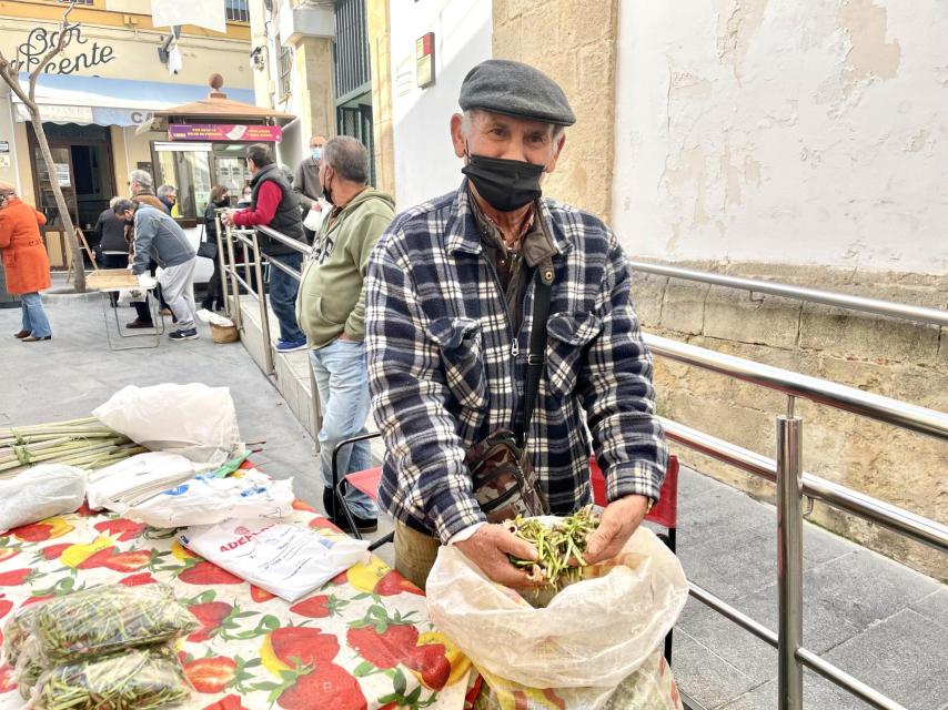 Fernando, el de los caracoles, con sus tagarninas.