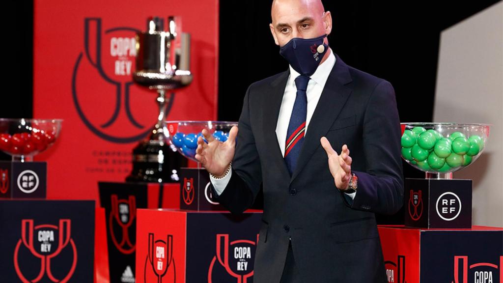 Luis Rubiales, presidente de la Federación, con el trofeo de la Copa del Rey