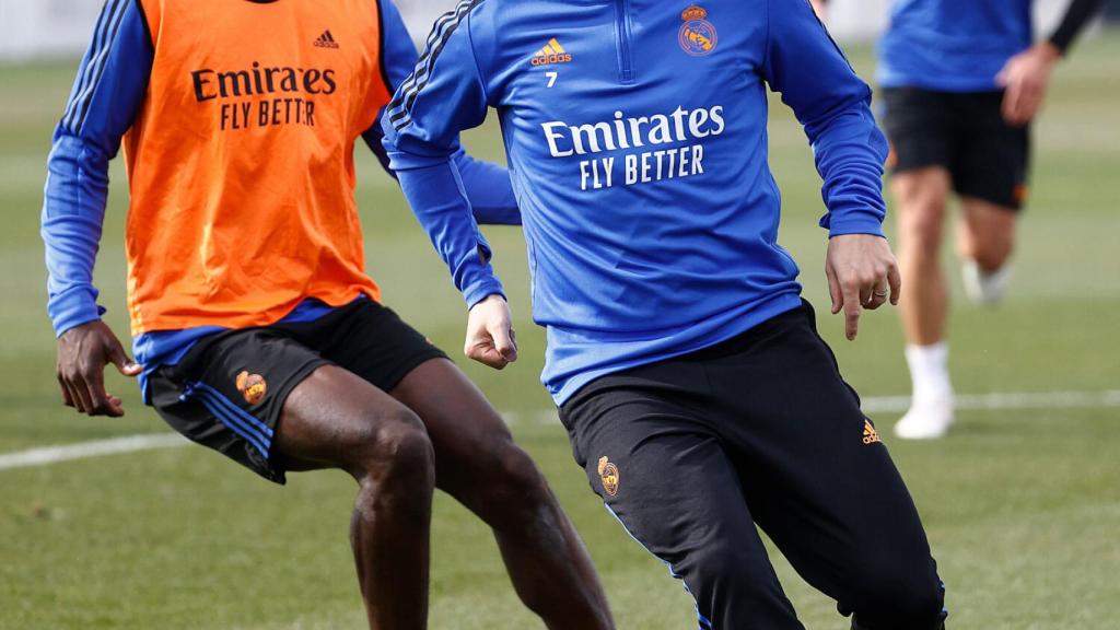 Hazard, presionado por Camavinga en el partido de entrenamiento