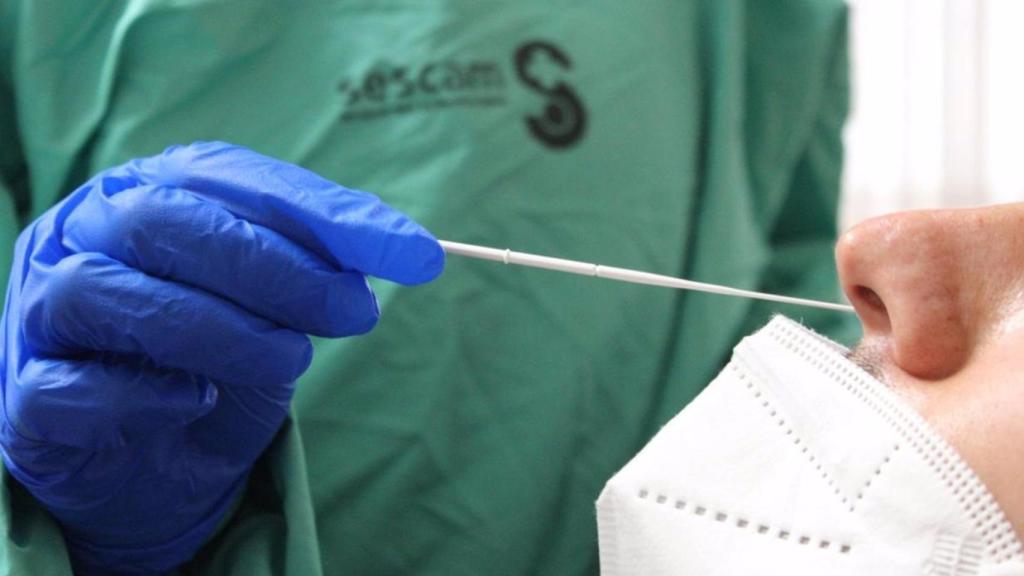 Un enfermero realizando una PCR