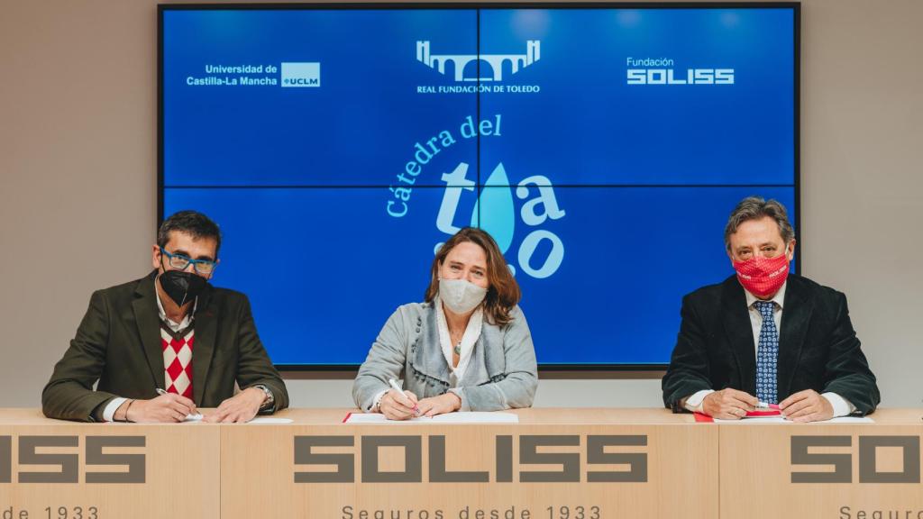 Beatriz Larraz Iribas, directora de la Cátedra del Tajo, César María Duro, director de la Fundación Soliss y Eduardo Sánchez Butragueño, director de la Real Fundación de Toledo. Foto: Fundación Soliss