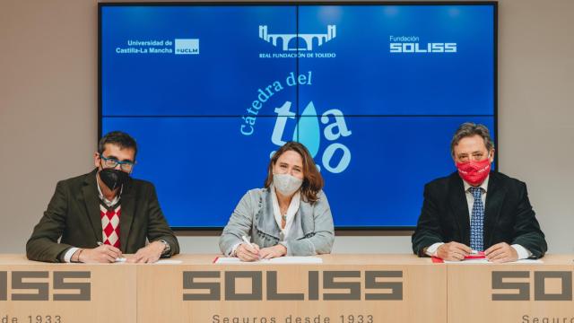 Beatriz Larraz Iribas, directora de la Cátedra del Tajo, César María Duro, director de la Fundación Soliss y Eduardo Sánchez Butragueño, director de la Real Fundación de Toledo. Foto: Fundación Soliss