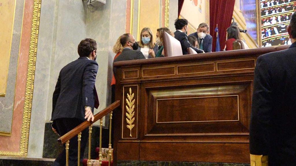 Momento en que las diputadas del PP Gamarra y Pastor comunican a Batet la incidencia ocurrida con el voto de Casero./