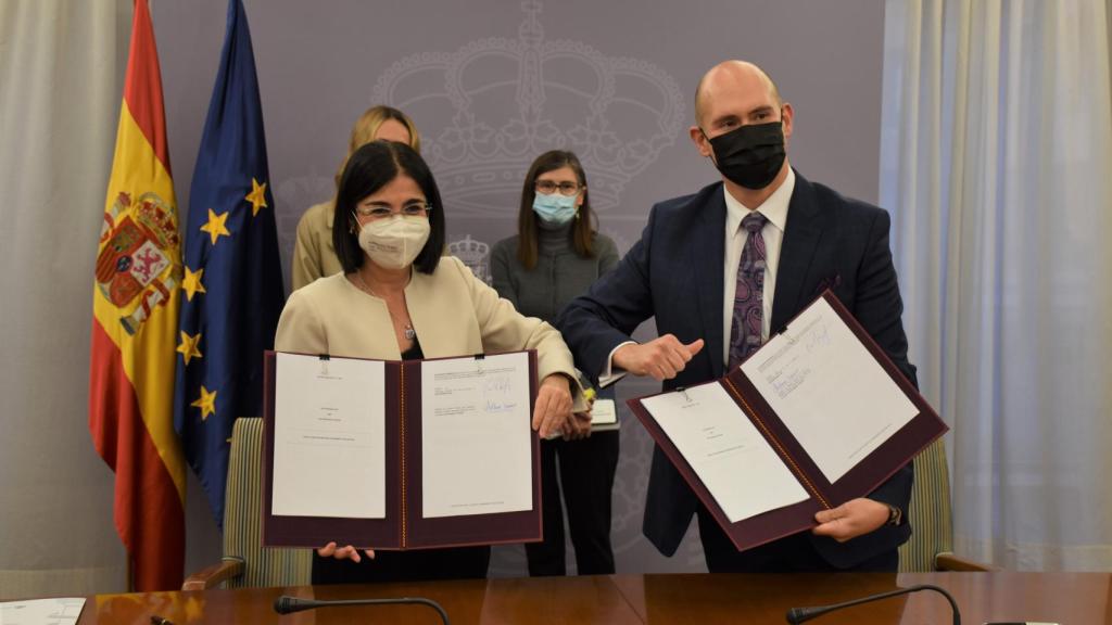 Carolina Darias, ministra de Sanidad, y Rick Suárez, CEO de AstraZeneca en España.