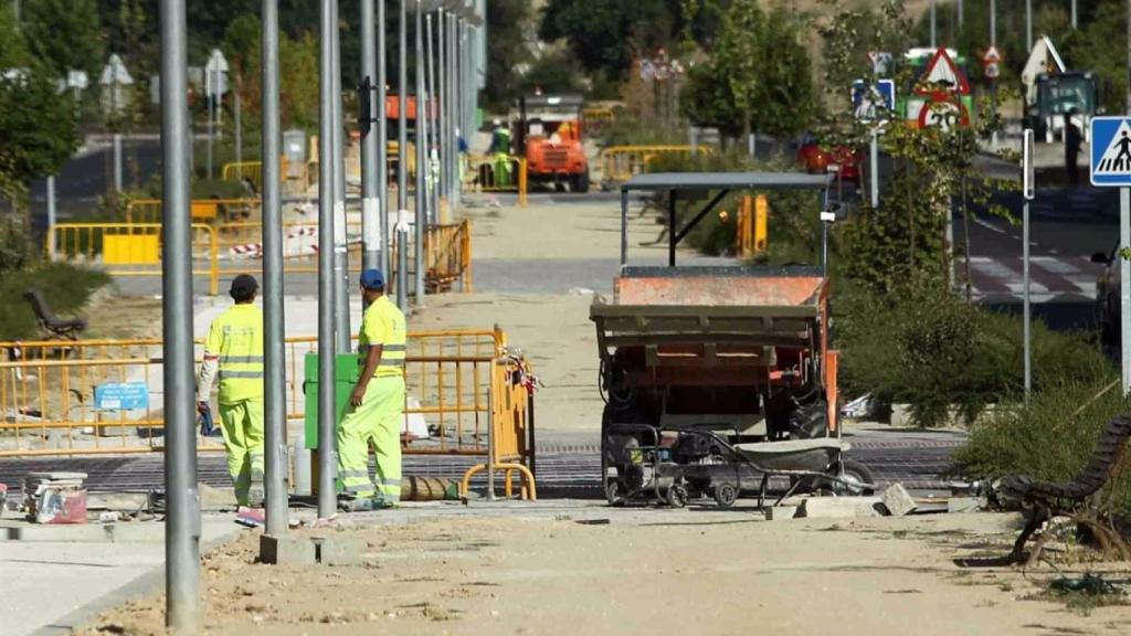 Varios obreros en la obra de una calle.