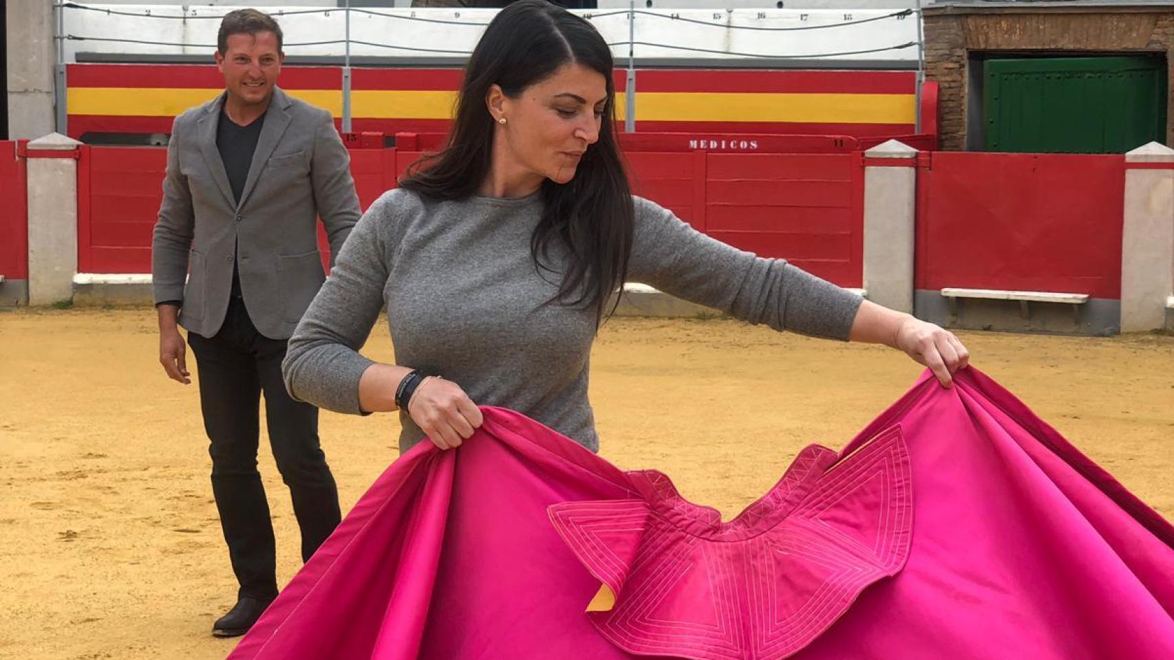 La diputada de Vox, Macarena Olona, toreando.