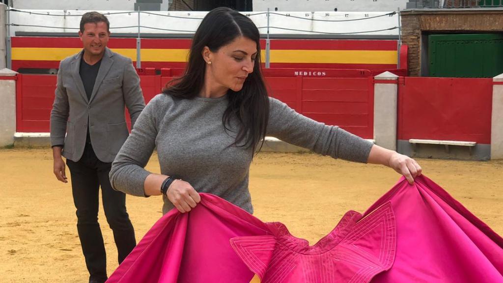 La diputada de Vox, Macarena Olona, toreando.