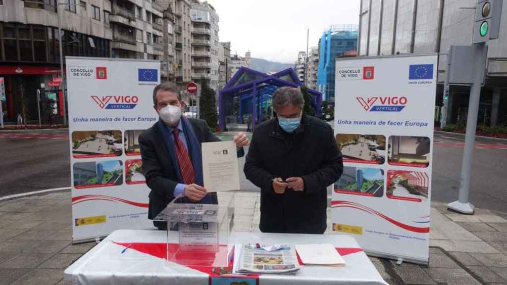 Abel Caballero en el acto de colocación de la primera piedra del segundo tramo de rampas de Gran Vía.