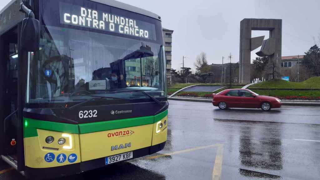 Autobús de Vitrasa con el rótulo de la AECC.