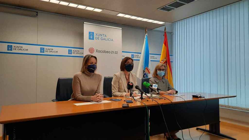En el centro, la conselleira de Medio Ambiente, Territorio e Vivenda, Ángeles Vázquez.