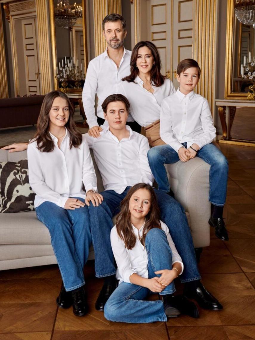 La Familia Real danesa en una fotografía por el 50 cumpleaños de la princesa Mary.
