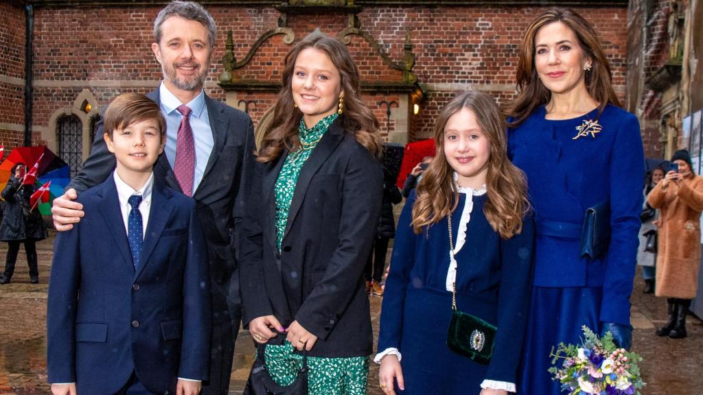 La Familia Real danesa (a excepción del príncipe Christian) en la inauguración de la exposición especial dedicada a la princesa Mary.
