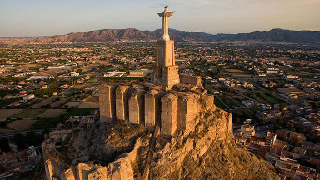 Vista aérea del Cristo de Monteagudo que corona el monte de la Vega del Segura.