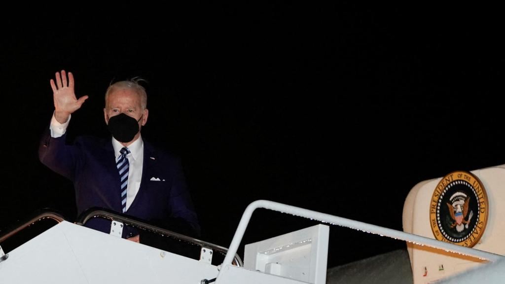 Joe Biden bajándose del Air Force One este viernes.