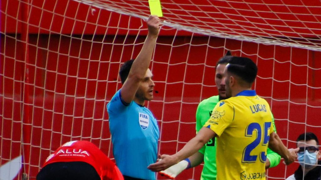 Protesta del Cádiz al árbitro tras señalar un penalti a favor del Mallorca