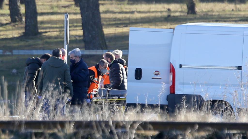 Momento en el que el cuerpo de Esther López es introducido en el furgón para su posterior traslado al anatómico forense