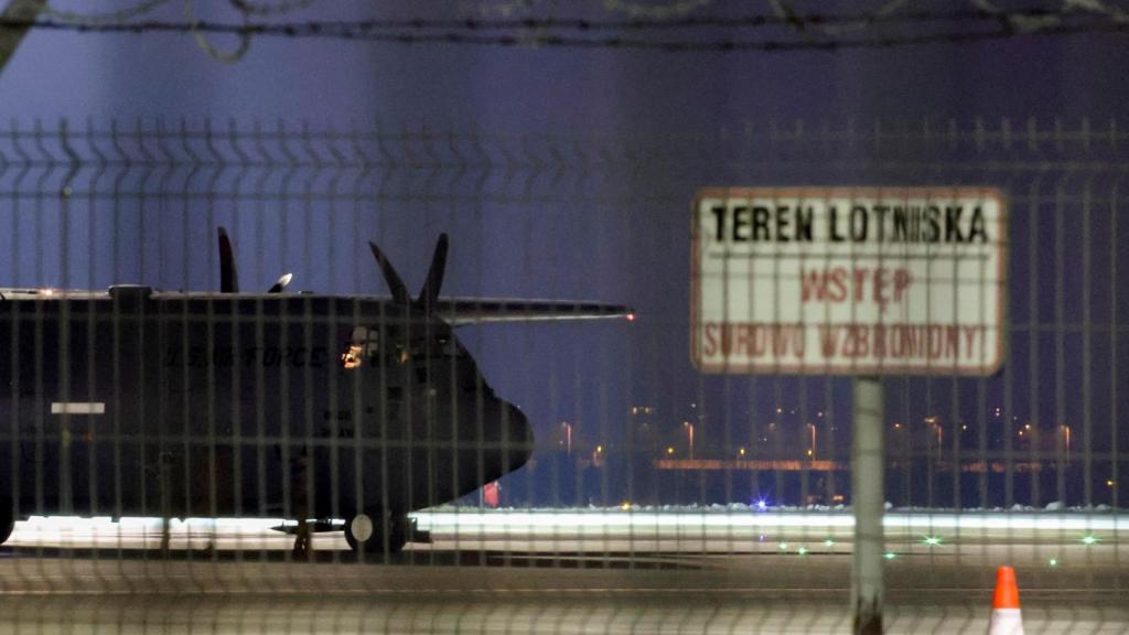 Un avión del Ejército de Estados Unidos tras aterrizar en el aeropuerto de Jasionka, Polonia, para dejar a cerca de 3.000 soldados y material.