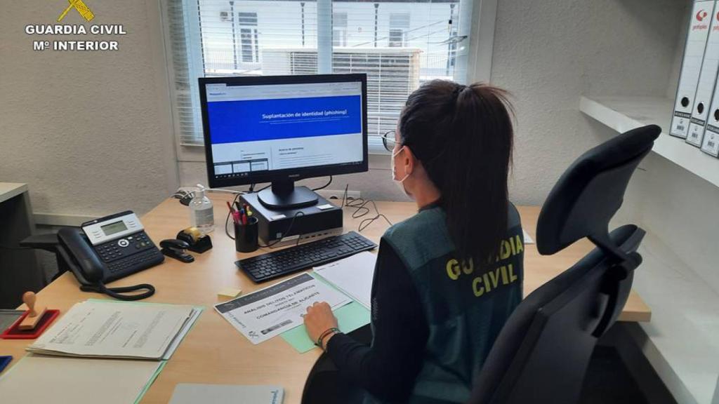 La Guardia Civil detiene a un presunto estafador que consiguió 44.000 euros a través del móvil de la víctima.