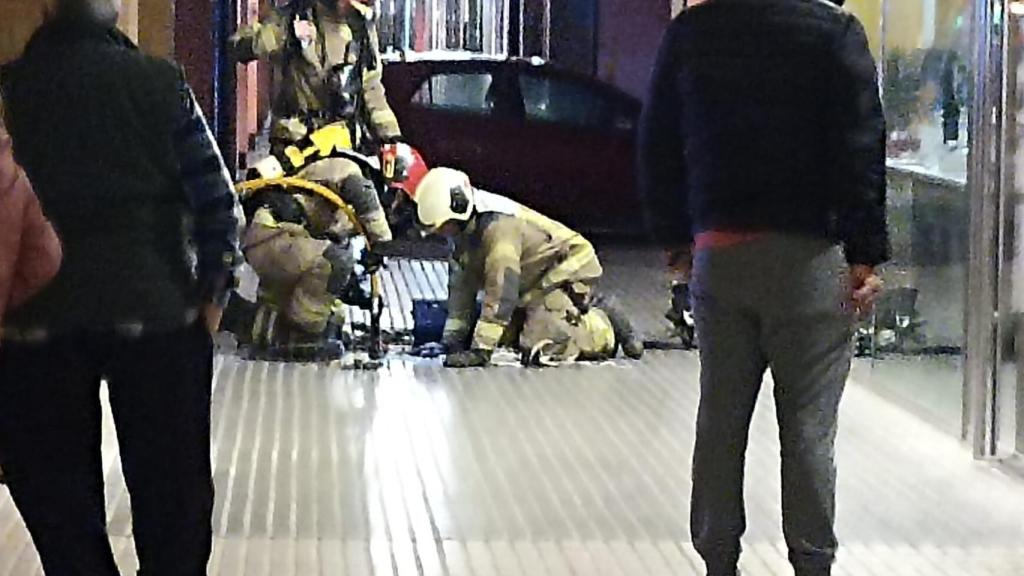 Los bomberos apagando el fuego de la arqueta