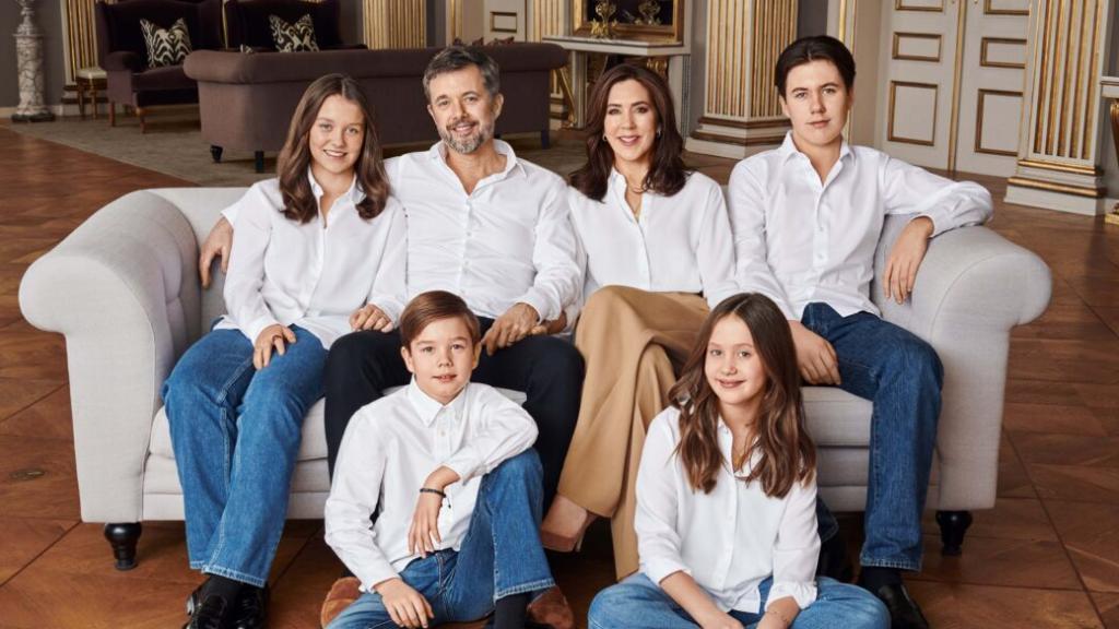 La Familia Real danesa se reúne para celebrar el 50 cumpleaños de la princesa Mary.