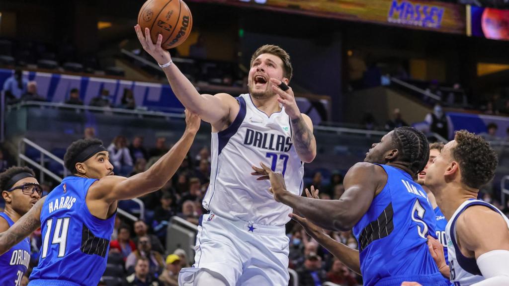 Luka Doncic hace una bandeja ante los Orlando Magic