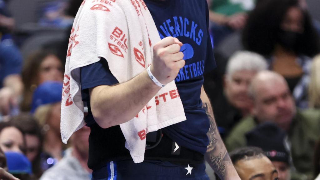 Luka Doncic celebra una acción de los Dallas Mavericks