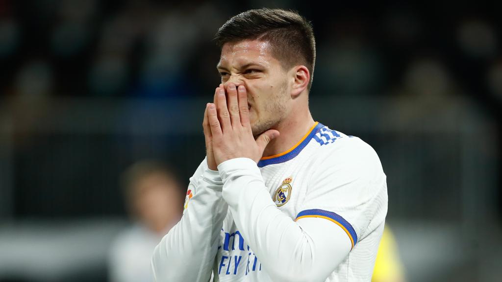 Luka Jovic se echa las manos a la cara en un partido del Real Madrid