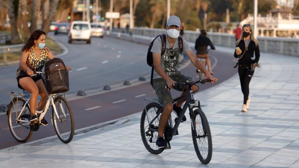 Varias personas con mascarilla en Málaga.
