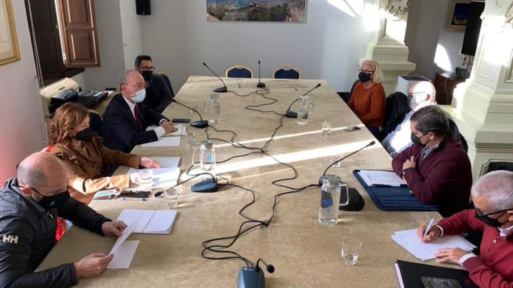 Imagen de la reunión del alcalde de Málaga con vecinos de El Perchel.