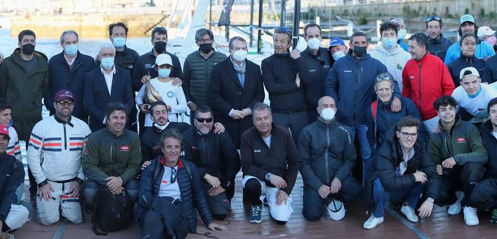 Abel Caballero junto a los deportistas del evento (Foto: Vela J70)