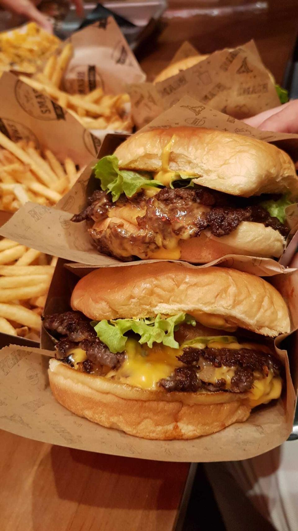 Hamburguesas clásicas en las que se aprecia la preparación de la carne.