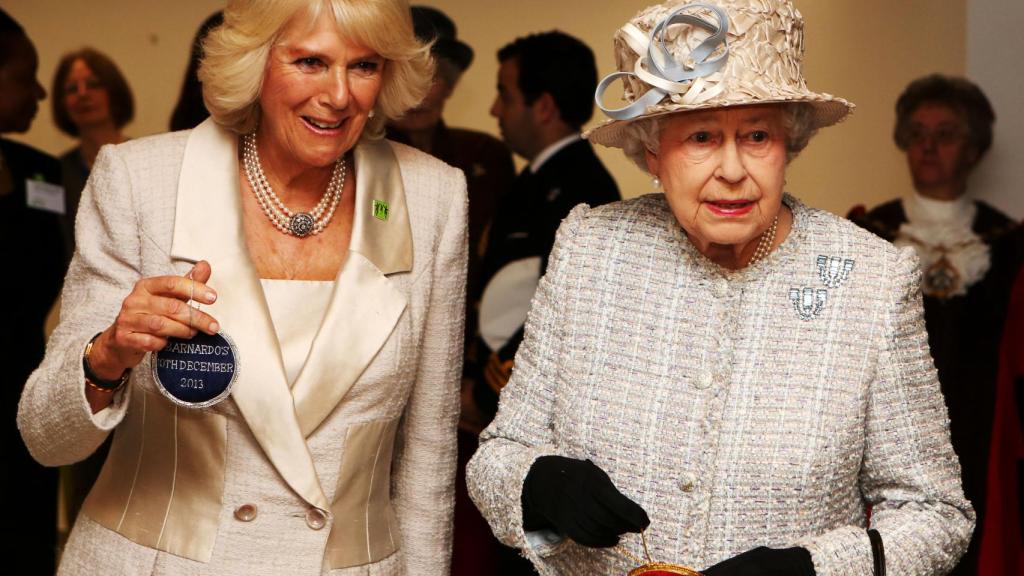 La reina Isabel junto a la esposa de su hijo Carlos, la duquesa de Cornualles.