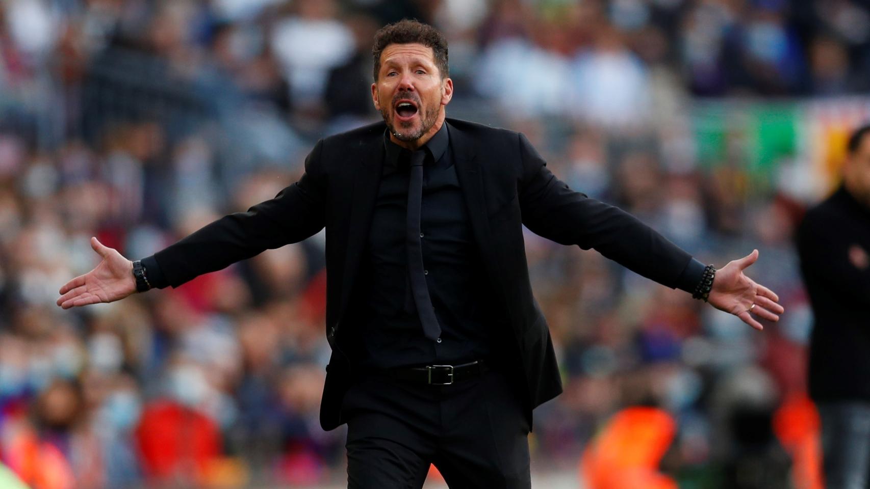 Diego Pablo Simeone se queja por una acción.
