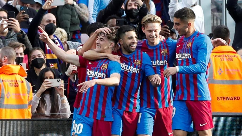 Gavi celebra con el equipo.