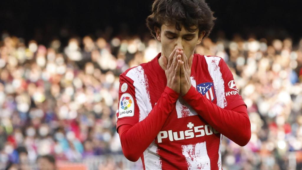 Joao Félix se lamenta en el Camp Nou.