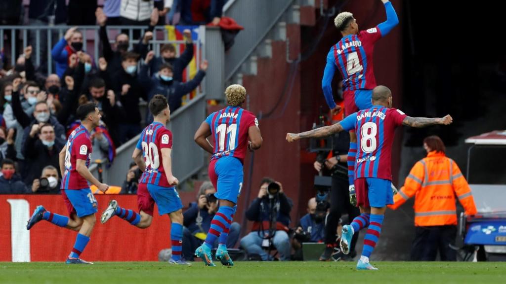 Los jugadores celebran el gol de Ronald Araújo.