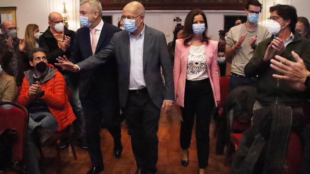 El candidato de Ciudadanos a la Junta de Castilla y León, Francisco Igea, junto al eurodiputado de Ciudadanos Luis Garicano y la candidata de la formación naranja por León a las Cortes, Ana Carlota Amigo